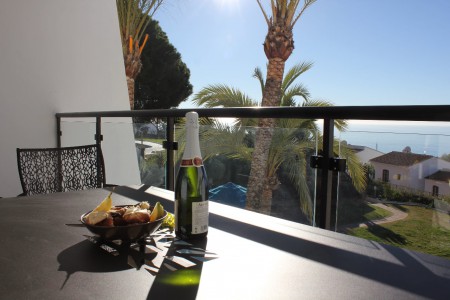 Cava med utsikt emot pooler och havet.